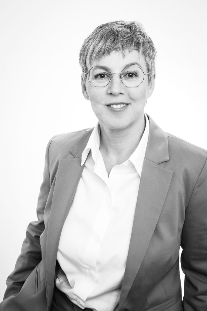 Mein Profilbild in schwarz/weiss. Es zeigt mich als eine stolze Expertin für Informationsdesign.